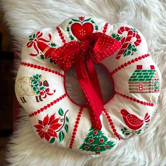 Vintage Christmas Fabric Wreath Pillow | Holiday Décor | Festive Cushion - Picture 1 of 7